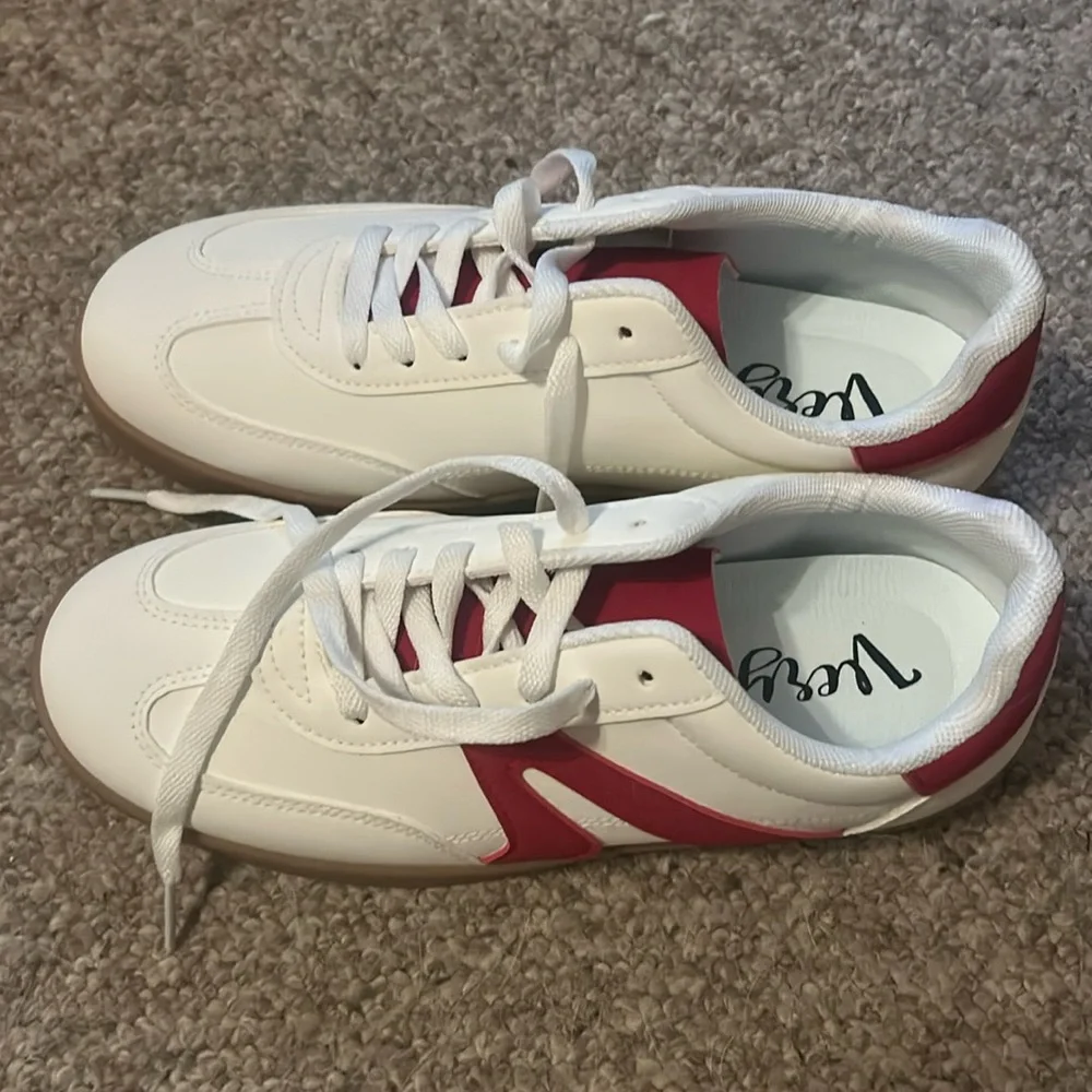 Very G sneaker, size 8.5, brand new - Picture 2 of 3